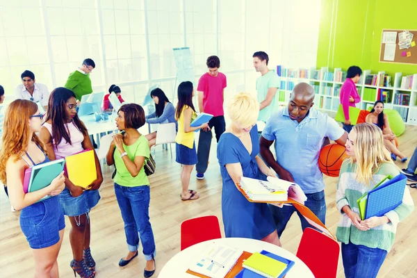 Studenti universitari che parlano in Classrom — Foto Stock