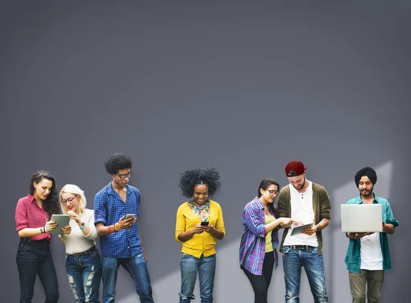 College students using wireless devices — Stock Photo, Image