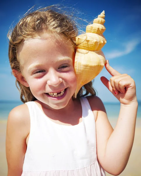 Chica con concha marina en la costa Concepto —  Fotos de Stock