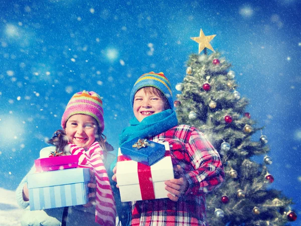 Crianças de Natal com Presentes — Fotografia de Stock