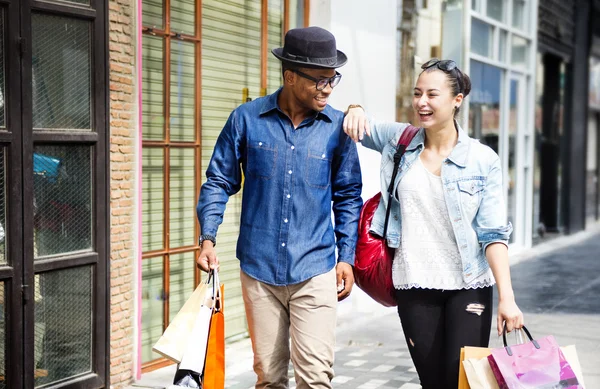 Pareja compras al aire libre — Foto de Stock