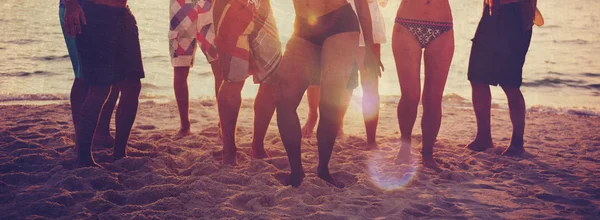 Друзья на летней пляжной вечеринке — стоковое фото