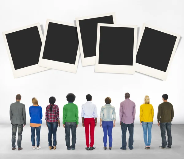Grupo de personas con papeles polaroid — Foto de Stock