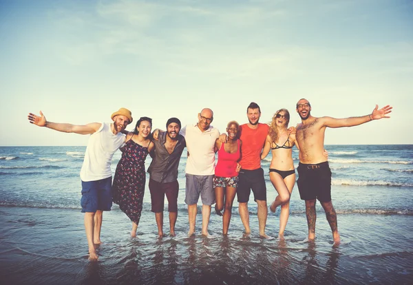 Przyjaciele w letnich wakacji na plaży — Zdjęcie stockowe