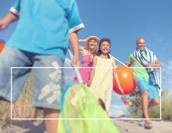 Allegro famiglia going spiaggia — Foto Stock