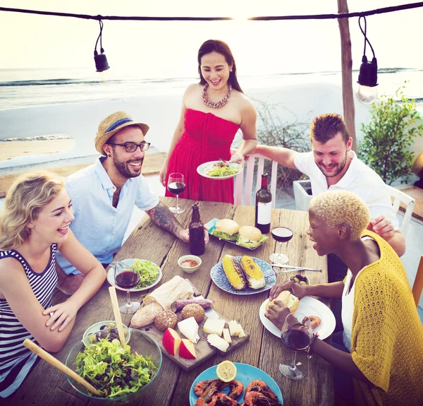 Diverse persone Pranzo sulla spiaggia — Foto Stock