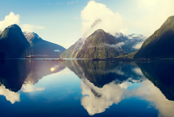 Lindas montanhas com lago — Fotografia de Stock