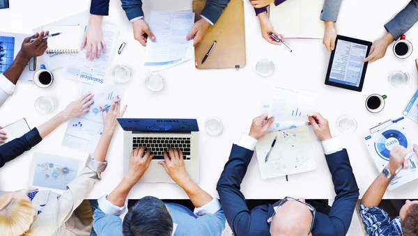 Diversos empresarios en una reunión —  Fotos de Stock