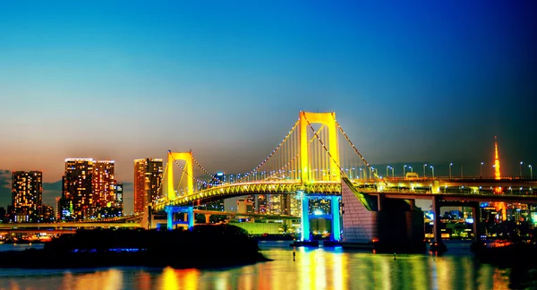 Regenbogenbrücke in odaiba, Tokio — Stockfoto