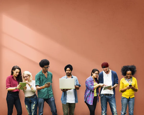 Studenten nutzen drahtlose Geräte — Stockfoto