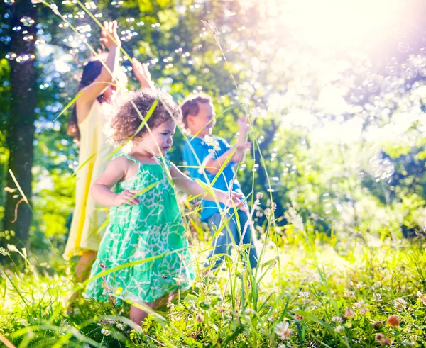 Niños pequeños jugando —  Fotos de Stock