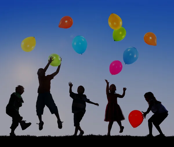 Niños jugando con globos — Foto de Stock