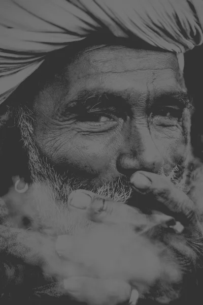 Indischer Mann raucht — Stockfoto