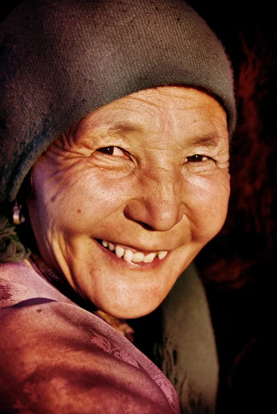 Mongolische Frau in traditioneller Kleidung — Stockfoto