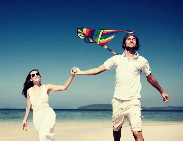 Couple à la plage avec Kite Flying Concept — Photo