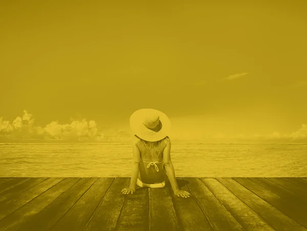 Mulher Relaxante Sunny Beach Concept — Fotografia de Stock