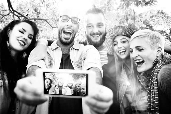 Vrienden maken Selfies zomer geluk Concept — Stockfoto