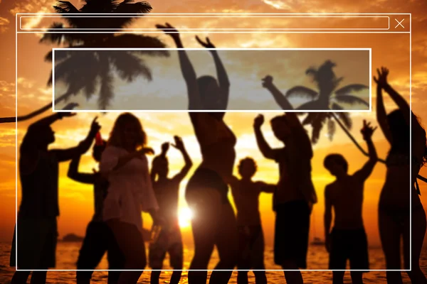 Amici allegri appendere fuori sulla festa in spiaggia — Foto Stock