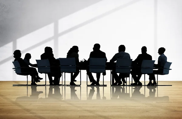 Mensen uit het bedrijfsleven met zakelijke discussie — Stockfoto