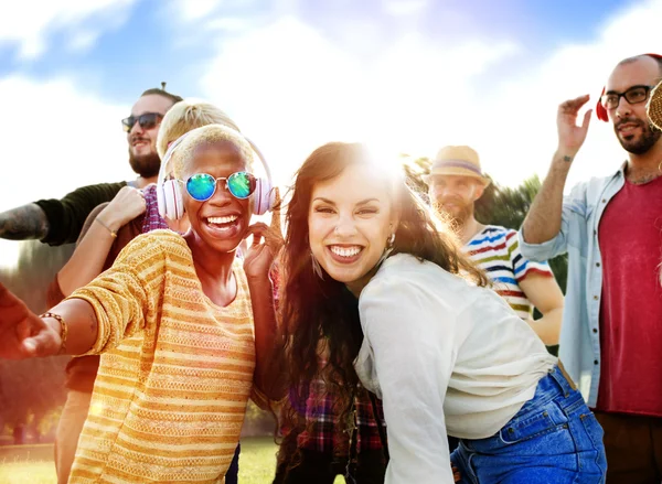 Vänner på Beach Party Concept — Stockfoto