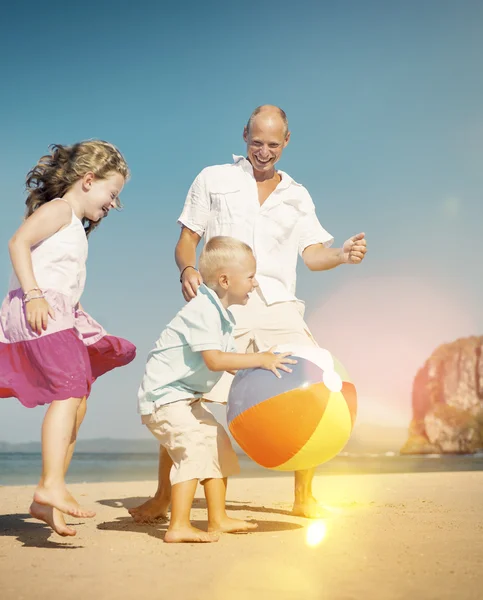 幸福的家庭上海滩的概念 — 图库照片