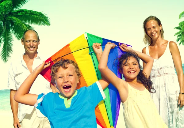 Glückliche Familie am Strand-Konzept — Stockfoto