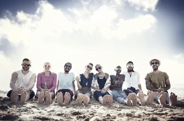 Amigos felices en la playa —  Fotos de Stock