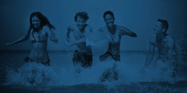 Grupa ludzi w koncepcja lato plaża — Zdjęcie stockowe