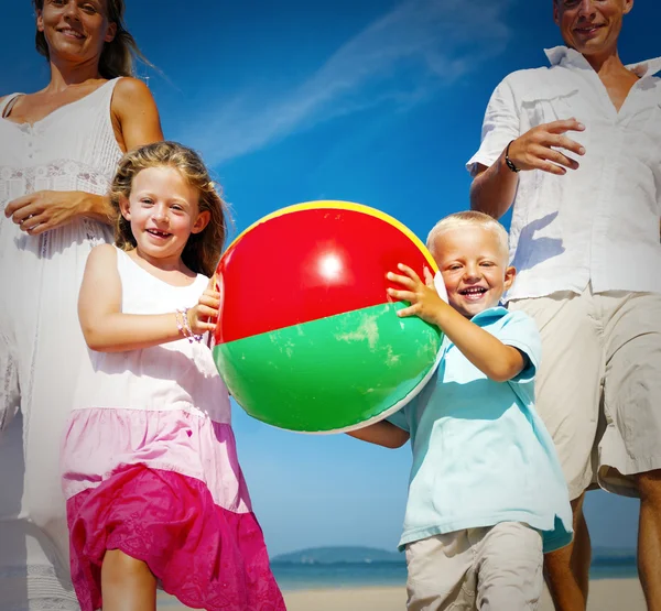 Happy Famiglia sulla spiaggia Concetto — Foto Stock