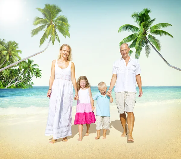 Familia feliz en la playa Concepto —  Fotos de Stock