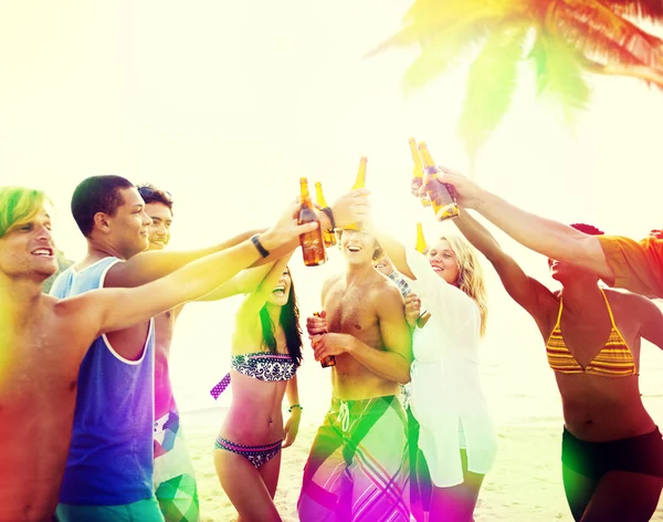 Przyjaciele na Beach Party z koncepcja napojów — Zdjęcie stockowe
