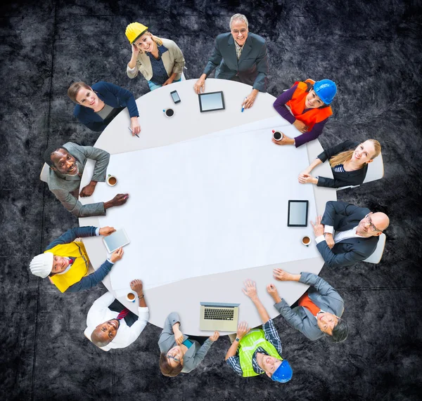 Arquitectos e ingenieros en reunión —  Fotos de Stock