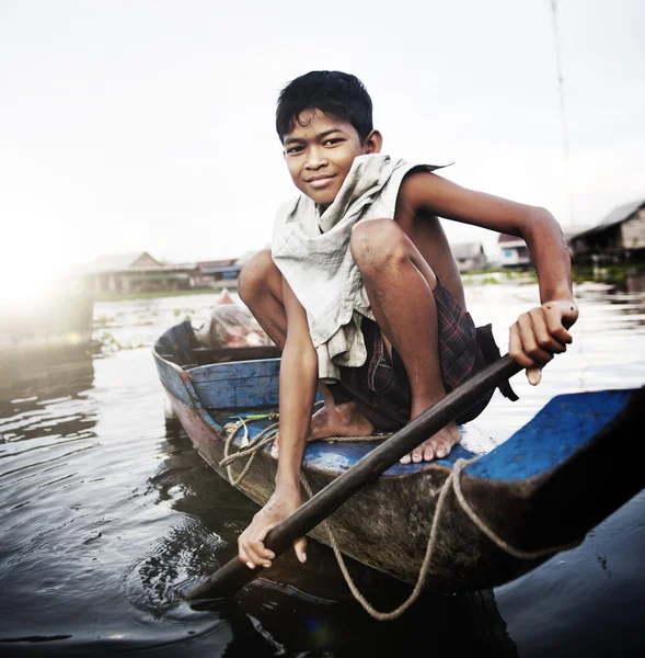 Junge reist mit dem Boot — Stockfoto