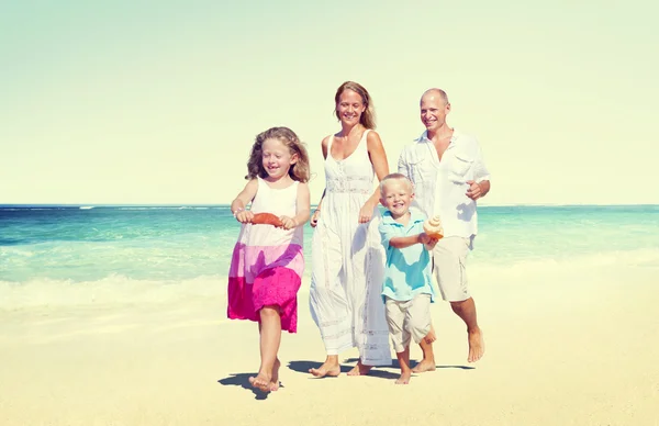 Familia en el concepto de disfrute de la playa — Foto de Stock