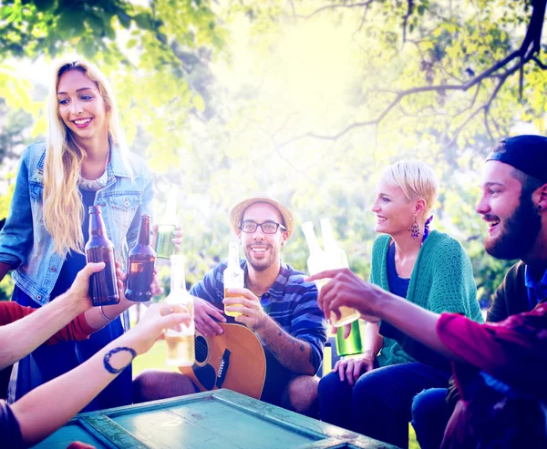 Amis traînant à la fête en plein air — Photo