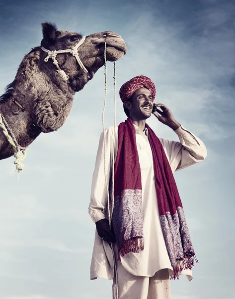 Indiano uomo parlando su telefono — Foto Stock