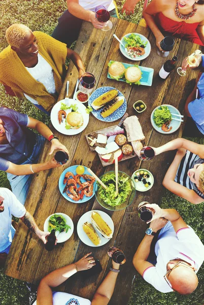 Amigos pessoas jantar ao ar livre — Fotografia de Stock