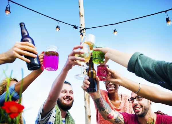 Amigos na festa de praia, conceito de jantar divertido — Fotografia de Stock