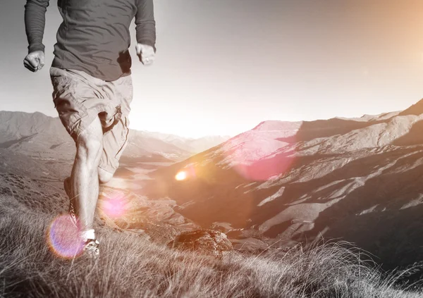 Man joggen op bergen — Stockfoto