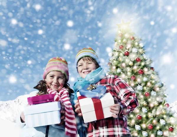 Menino e menina feliz natal — Fotografia de Stock