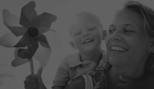 Mãe e filho com conceito de moinho de vento — Fotografia de Stock