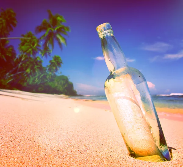Mensaje Bottle Sending Sea Concept — Foto de Stock