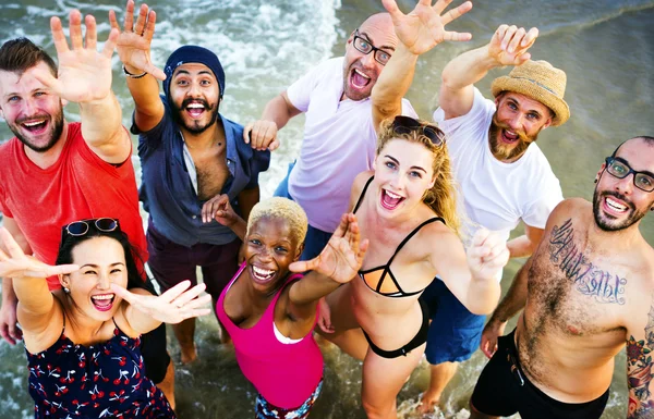 Přátelé na letní pláž dovolená — Stock fotografie