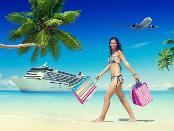 Mujer en la playa con concepto de bolsas de compras —  Fotos de Stock