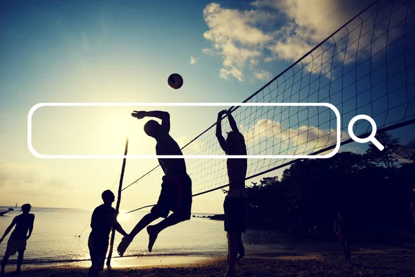 Lidé hrají na plážový volejbal — Stock fotografie