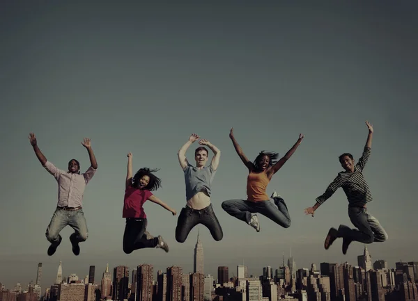 Группа мультиэтнических людей прыгает — стоковое фото