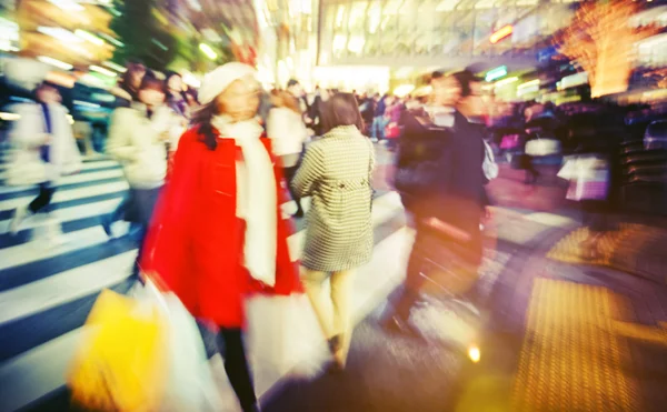 People walking across street — Stock Photo, Image