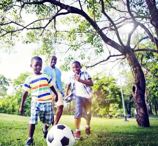 Ojciec i synowie gry w piłkę nożną — Zdjęcie stockowe