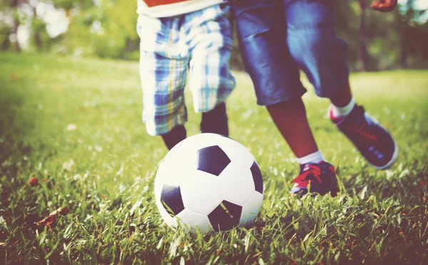 Hermanos jugando pelota — Foto de Stock