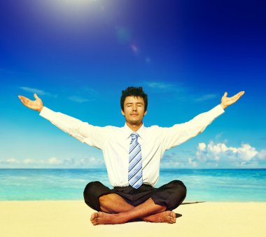 İş adamı sahilde meditasyon yapıyor.